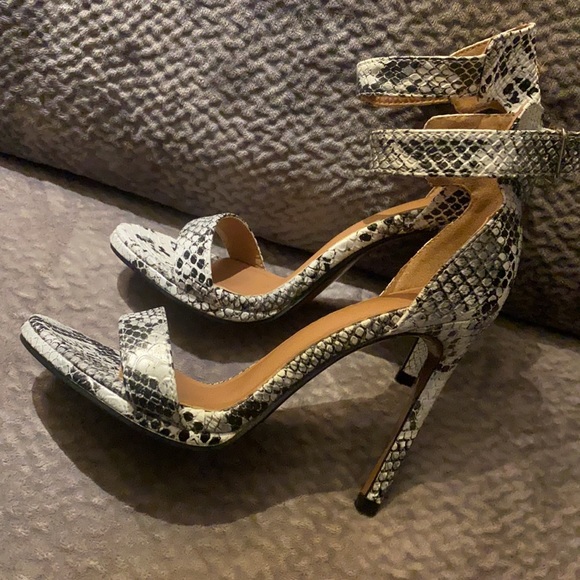 Snake print high heeled sandals - Picture 2 of 5